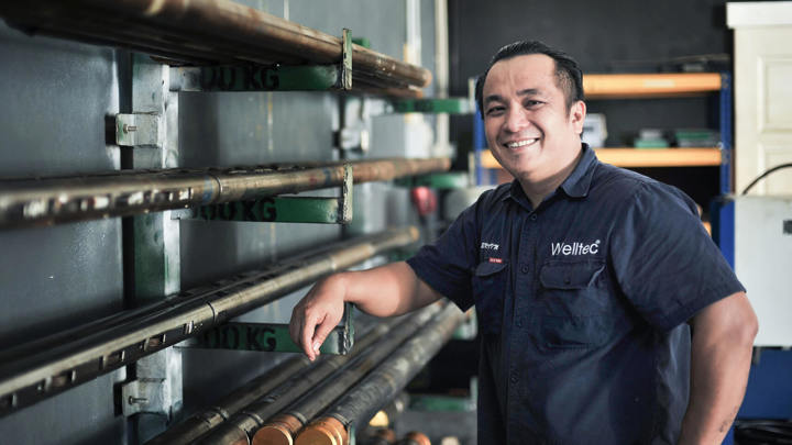 1712 X 963 - Male Employee