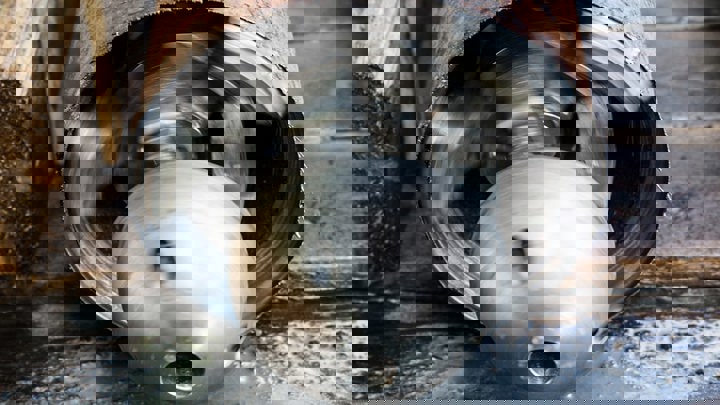 Well Cutter tool used to perform two tubing cuts in a single run increasing efficiency and safety while reducing crew size and avoiding use of explosives