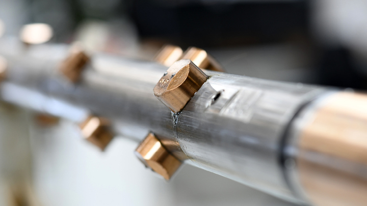 Close up of Well Stroker SRO tool used in enhanced fishing of a slickline hammer during a well intervention operation.